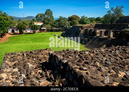 Ruines mayas de Tazumal, situé à Chalchuapa, El Salvador, pyramide principale, site archéologique précolombien, ruines mayas les plus importantes et les mieux préservées Banque D'Images