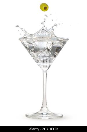 olive verte tombant dans martini éclaboussant isolé sur blanc Banque D'Images