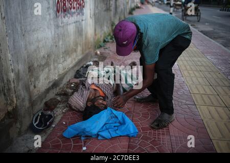 Dhaka, Dhaka, Bangladesh. 16 juillet 2020. Un cadavre non identifié a été trouvé dans la rue du trottoir pendant la pandémie COVID-19. Crédit: Md Rakibul Hasan/ZUMA Wire/Alay Live News Banque D'Images