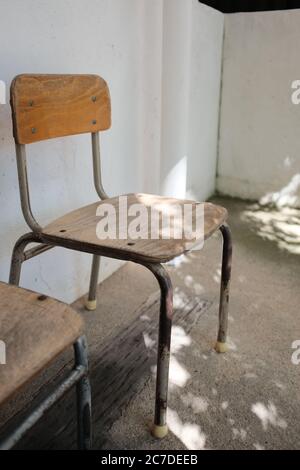 MATSUYAMA, JAPON - 23 septembre 2019 : gros plan vertical sélectif d'une chaise en bois marron Banque D'Images
