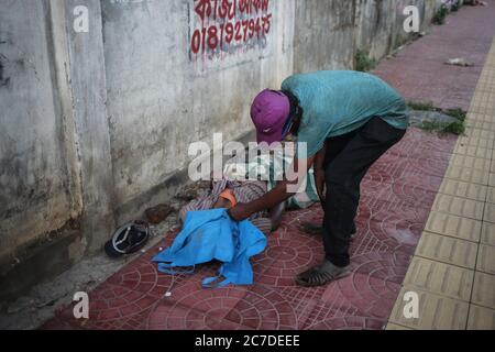 Dhaka, Dhaka, Bangladesh. 16 juillet 2020. Un cadavre non identifié a été trouvé dans la rue du trottoir pendant la pandémie COVID-19. Crédit: Md Rakibul Hasan/ZUMA Wire/Alay Live News Banque D'Images