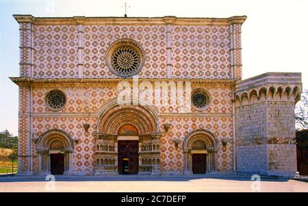 La façade de Santa Maria di Collemaggio Banque D'Images