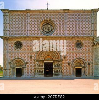 La façade de Santa Maria di Collemaggio Banque D'Images