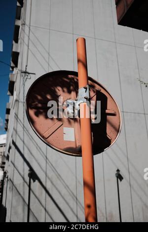 MATSUYAMA, JAPON - 23 septembre 2019 : gros plan vertical d'un poteau rond rouge de signalisation routière de derrière Banque D'Images