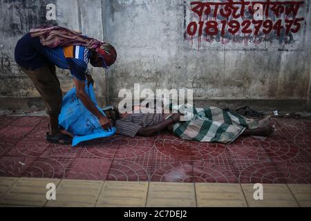 Dhaka, Dhaka, Bangladesh. 16 juillet 2020. Un cadavre non identifié a été trouvé dans la rue du trottoir pendant la pandémie COVID-19. Crédit: Md Rakibul Hasan/ZUMA Wire/Alay Live News Banque D'Images