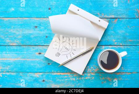 Concept d'idée avec bloc-notes, stylo à bille et une tasse de café, idée, avis, concept de brainstorming Banque D'Images