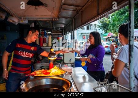 Cuisine typique dans une cabine de nourriture dans le parc Libertad dans le département de Santa Ana El Salvador Amérique centrale. Banque D'Images