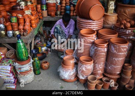 Dhaka, Dhaka, Bangladesh. 16 juillet 2020. Un vendeur de bac fixe un bac à terre pendant la pandémie COVID-19. Crédit: Md Rakibul Hasan/ZUMA Wire/Alay Live News Banque D'Images