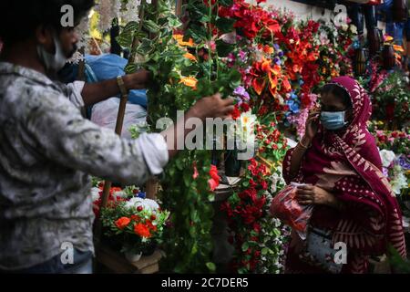 Dhaka, Dhaka, Bangladesh. 16 juillet 2020. Les gens regardent des fleurs en plastique pour décorer la pièce pendant la pandémie de COVID-19. Crédit: Md Rakibul Hasan/ZUMA Wire/Alay Live News Banque D'Images