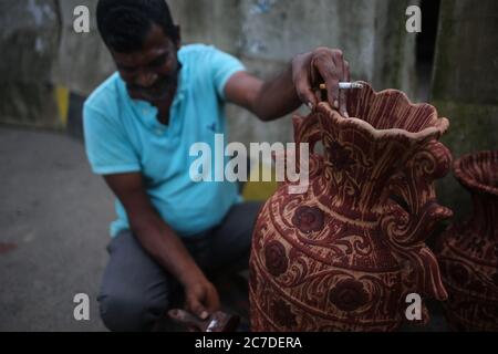 Dhaka, Dhaka, Bangladesh. 16 juillet 2020. Un potier peint un bac en argile pendant la pandémie de COVID-19. Crédit: Md Rakibul Hasan/ZUMA Wire/Alay Live News Banque D'Images