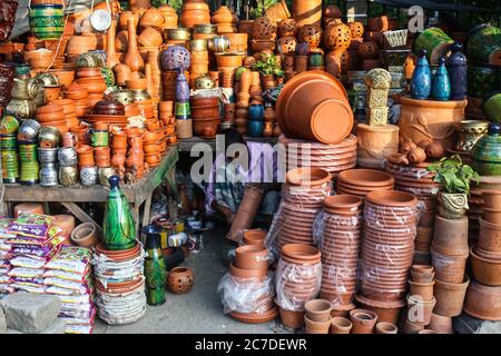 Dhaka, Dhaka, Bangladesh. 16 juillet 2020. Un vendeur de bac fixe un bac à terre pendant la pandémie COVID-19. Crédit: Md Rakibul Hasan/ZUMA Wire/Alay Live News Banque D'Images