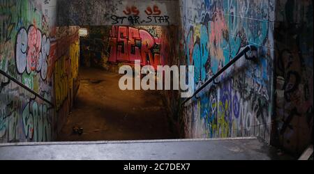 Un passage souterrain abandonné avec de vieux graffiti et de vieilles cartes postales les murs Banque D'Images