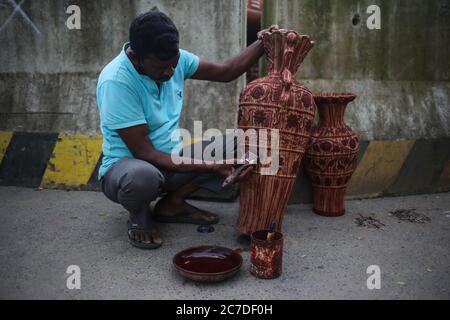 Dhaka, Dhaka, Bangladesh. 16 juillet 2020. Un potier peint un bac en argile pendant la pandémie de COVID-19. Crédit: Md Rakibul Hasan/ZUMA Wire/Alay Live News Banque D'Images