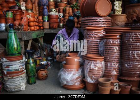 Dhaka, Dhaka, Bangladesh. 16 juillet 2020. Un vendeur de bac fixe un bac à terre pendant la pandémie COVID-19. Crédit: Md Rakibul Hasan/ZUMA Wire/Alay Live News Banque D'Images