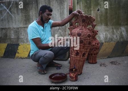 Dhaka, Dhaka, Bangladesh. 16 juillet 2020. Un potier peint un bac en argile pendant la pandémie de COVID-19. Crédit: Md Rakibul Hasan/ZUMA Wire/Alay Live News Banque D'Images