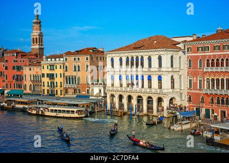 Vaporettos Gondolas, avec touristes, sur le Grand Canal, à côté de la Fondamenta del vin, Venise, UNESCO, Vénétie, Italie, Europe Banque D'Images