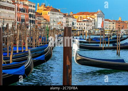 Lever du soleil à Venise avec vue de la place Saint-Marc sur le Grand Canal, Venise, UNESCO, Vénétie, Italie, Europe. Station de service de gondole à côté de la D Banque D'Images