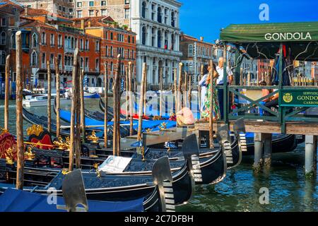 Arrêt de gondole, avec touristes, sur le Grand Canal, à côté de la Fondamenta del vin, Venise, UNESCO, Vénétie, Italie, Europe Banque D'Images