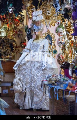 Masque de carnaval orné parmi les plumes colorées à Venise, Italie. Une exposition de masques de bal Masquerade et de masque vénitien en vente à Bardolino Lake Garda VE Banque D'Images