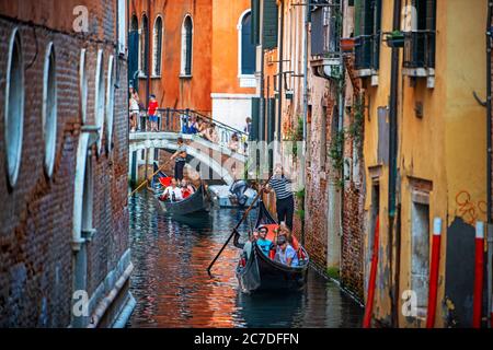 Gondolier dans les petits canaux. Gondoles, avec touristes, sur le Grand Canal, Venise, UNESCO, Vénétie, Italie, Europe Banque D'Images