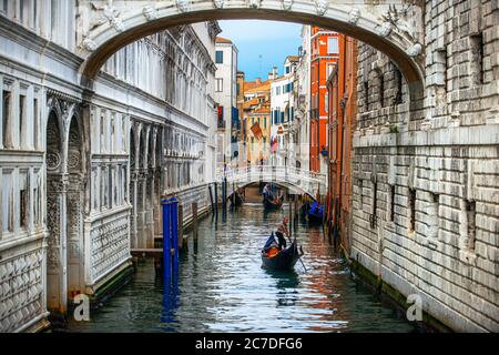 Le pont des Soupirs Ponte dei Sospiri au-dessus du Rio di Palazzo della Paglia, Venise, Italie. Ponte della Paglia, pont historique Banque D'Images