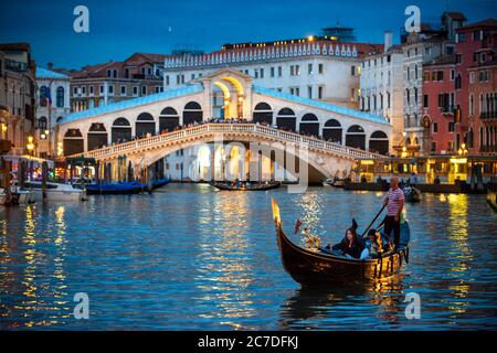 Pont du Rialto. Gondoles, avec touristes, sur le Grand Canal, à côté de la Fondamenta del vin, Venise, UNESCO, Vénétie, Italie, Europe Banque D'Images