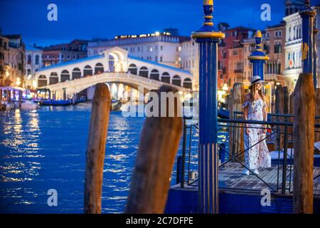 Belle femme et pont du Rialto de retour. Gondoles, avec touristes, sur le Grand Canal, à côté de la Fondamenta del vin, Venise, UNESCO, Vénétie, Italie, Europe Banque D'Images