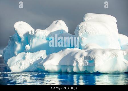 Grand iceberg dans la baie de Wilhelmina paysage au sunrice à l'Antarctique, régions polaires septième continent. Banque D'Images
