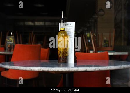 Camberley, Surrey, Royaume-Uni - 22 avril 2020 : les tables ne sont pas aimées et les chaises ne sont pas remplies dans un restaurant vide alors que le confinement de Covid-19 se poursuit au Royaume-Uni Banque D'Images