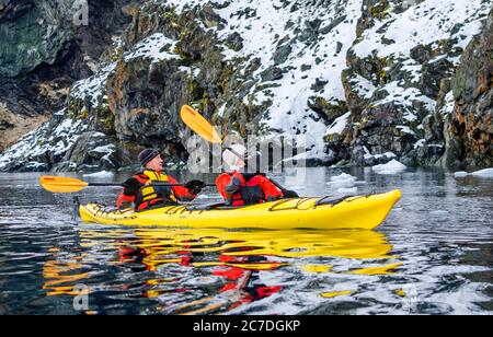 Kayak dans la baie de Wilhelmina paysage au sunrice à l'Antarctique, régions polaires septième continent. Banque D'Images