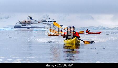 Kayak dans la baie de Wilhelmina paysage au sunrice à l'Antarctique, régions polaires septième continent. Le RCGS Resolute One Ocean Navigator, un PO cinq étoiles Banque D'Images