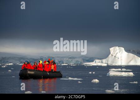 Exploration avec le paysage de la baie de Zodiac Wilhelmina au sunrice à l'Antarctique, régions polaires septième continent. Banque D'Images