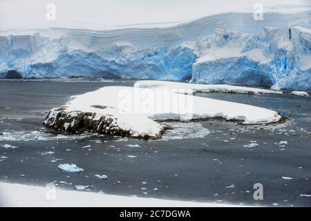 Grand iceberg et ciel moody Portal point Antarctique Peninsula Antarctique. Le RCGS Resolute One Ocean Navigator, un navigateur polaire de glace cinq étoiles, a été expulsé Banque D'Images