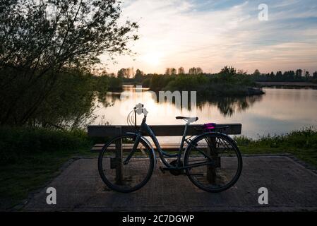 Une balade en vélo dans le parc régional de Lee Valley, à la frontière entre Essex et Hertfordshire, Angleterre, Royaume-Uni Banque D'Images