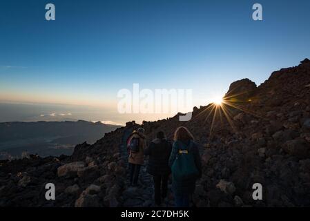 Coucher de soleil sur le sentier de randonnée jusqu'au Mont Teide à Tenerife, îles Canaries, Espagne Banque D'Images