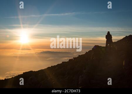 Coucher de soleil sur le sentier de randonnée jusqu'au Mont Teide à Tenerife, îles Canaries, Espagne Banque D'Images