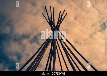 Plan à angle bas de bâtons secs bruns empilés attachés avec une corde au sommet. Super comme papier peint. Banque D'Images