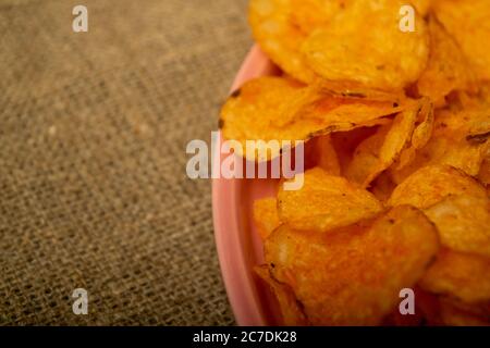 Chips de pommes de terre sur un plateau rond. Gros plan Banque D'Images