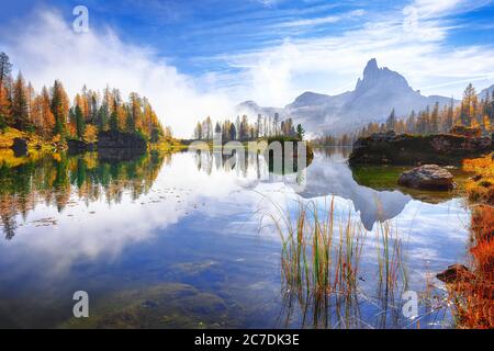 Paysage d'automne fantastique. Vue sur le lac Federa tôt le matin à l'automne. Emplacement: Lac de Federa avec pic des Dolomites, Cortina DAmpezzo, Tyr du Sud Banque D'Images