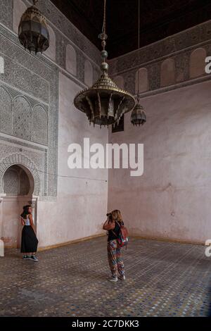 photographe féminine prenant une photo dans un palais marocain très orné Banque D'Images