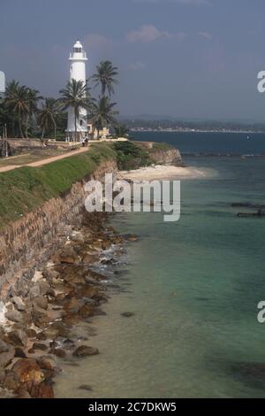 Plan vertical du phare de Galle, Sri Lanka près de la belle mer sous le ciel clair Banque D'Images