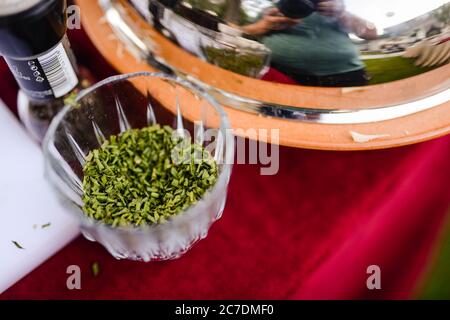 Ciboulette épice dans un bol sur une table de restaurant Banque D'Images