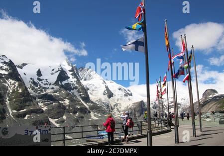 Sur la terrasse de Franz-Joséfs-Höhe, hauteur près de 2.400 M. Massif de montagne Grossglockner et glacier en arrière-plan. Autriche, Europe. Banque D'Images