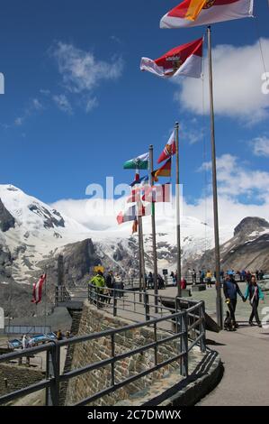 Sur la terrasse de Franz-Joséfs-Höhe, hauteur près de 2.400 M. Massif de montagne Grossglockner et glacier en arrière-plan. Autriche, Europe. Banque D'Images