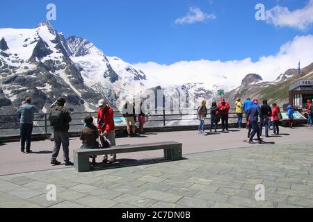 Sur la terrasse de Franz-Joséfs-Höhe, hauteur près de 2.400 M. Massif de montagne Grossglockner et glacier en arrière-plan. Autriche, Europe. Banque D'Images