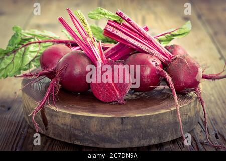 Betteraves sur la table en bois Banque D'Images