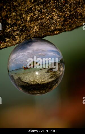 Photo sélective de la plage de Koh Lipe dans une boule de verre avec un arrière-plan flou Banque D'Images