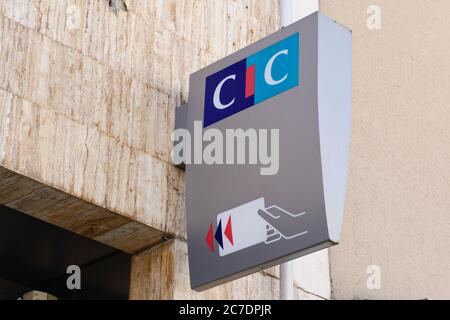 Bordeaux , Aquitaine / France - 07 07 2020 : logo CIC et enseigne atm sur la façade de l'agence bancaire française Banque D'Images