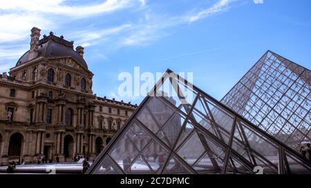 Grand plan du Musée du Louvre à Paris, France sous un ciel bleu Banque D'Images