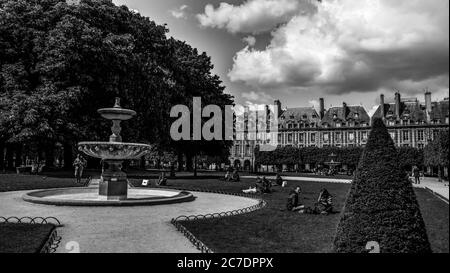 Photo en niveaux de gris de la place des Vosges ou de la place Royalle à Paris, France Banque D'Images